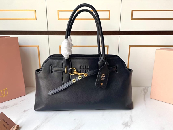 スーパーコピーブランドバッグ正面デザイン